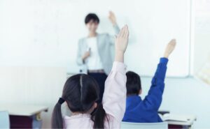 手を挙げる子ども